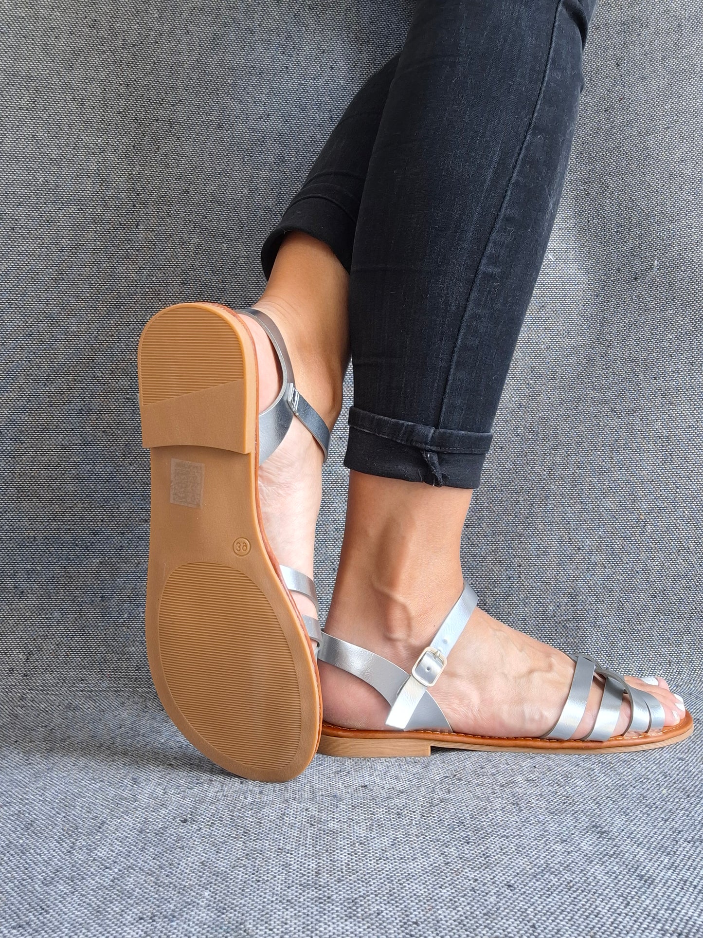 Chaussures sandales plates à brides entrecroisées argent
