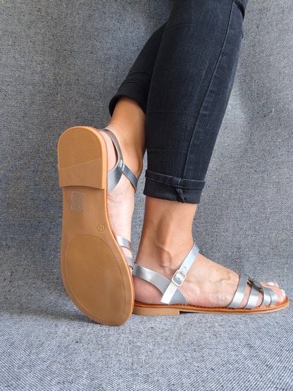Chaussures sandales plates à brides entrecroisées argent