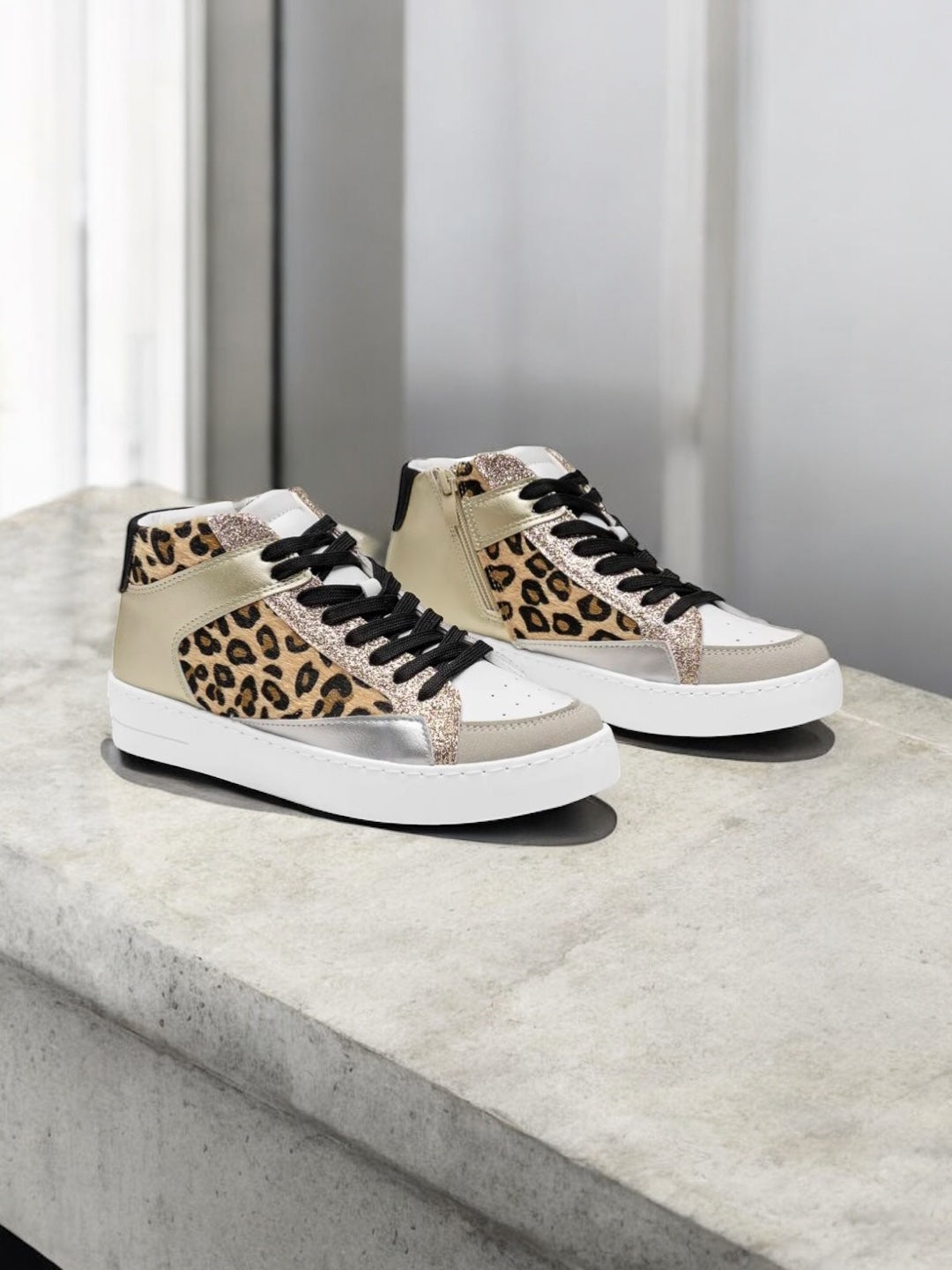 Chaussures baskets hautes type sneakers montantes léopard et doré