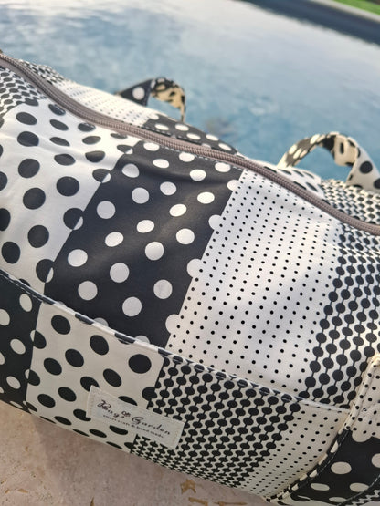 Sac polochon week end de voyage en tissu coton patchwork motifs à pois noir et blanc