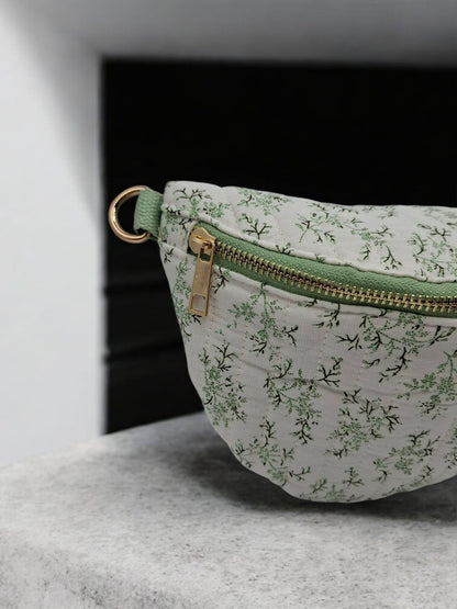 Sac banane en coton matelassé liberty blanc motif floral vert olive
