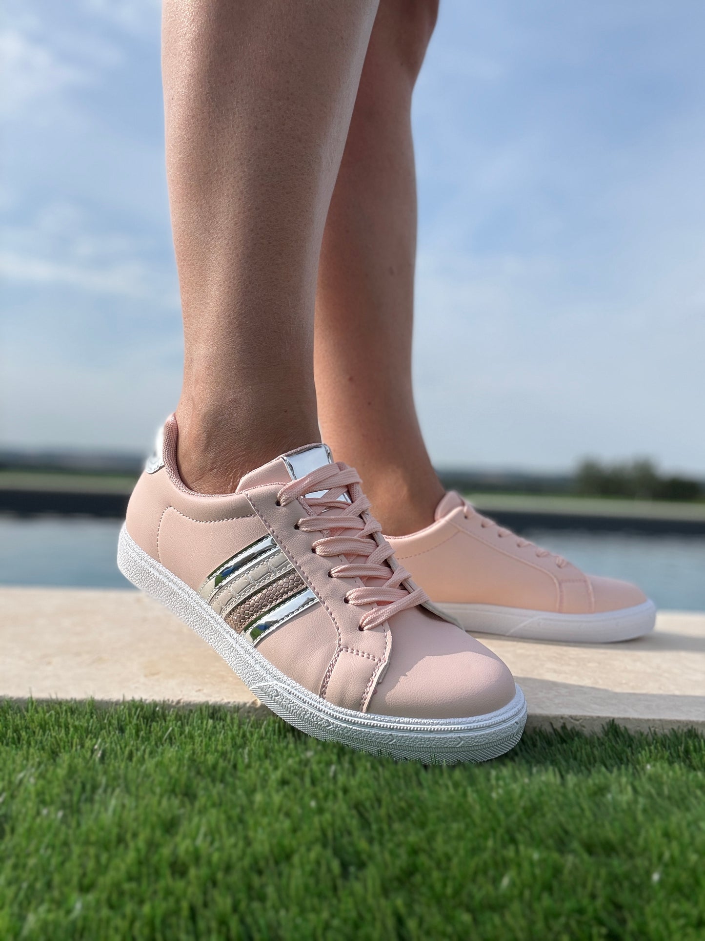 Chaussures baskets rose pâle avec bandes argentées et dorées style sneakers