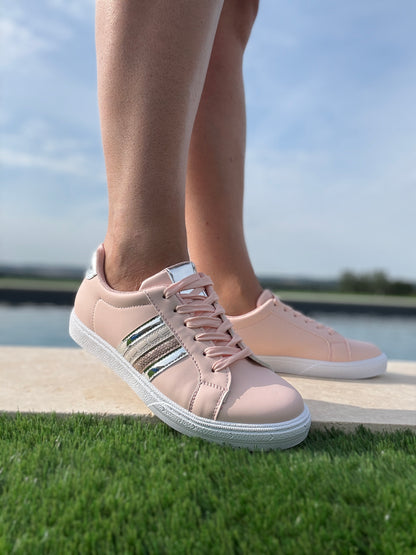 Chaussures baskets rose pâle avec bandes argentées et dorées style sneakers