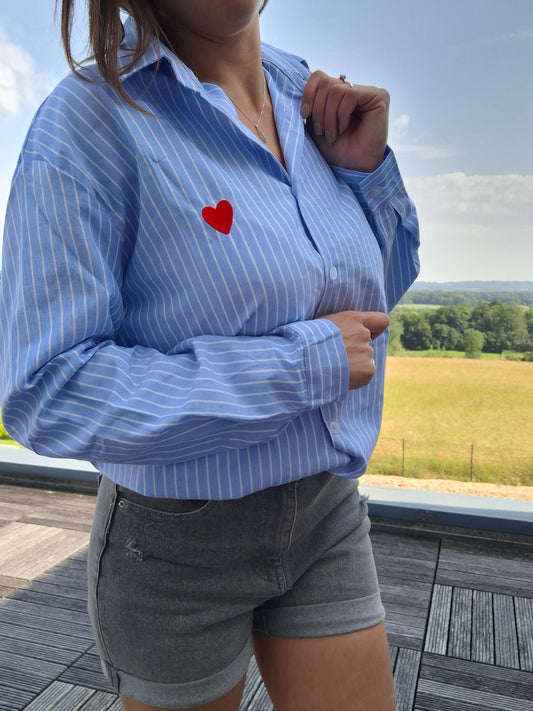 Chemise rayée bleue avec un cœur rouge