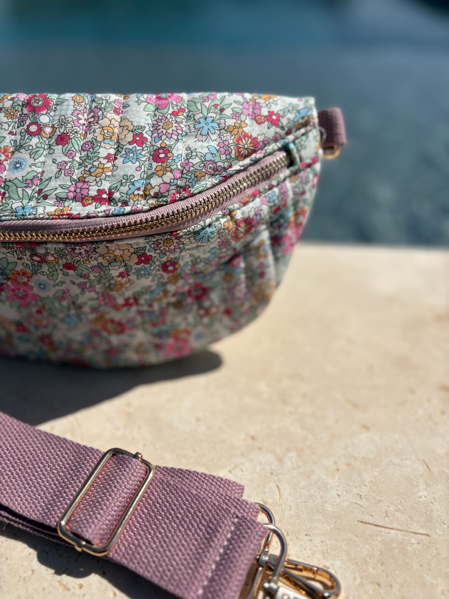 Sac banane en coton matelassé liberty  motif fleuris rose pâle