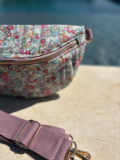 Sac banane en coton matelassé liberty  motif fleuris rose pâle