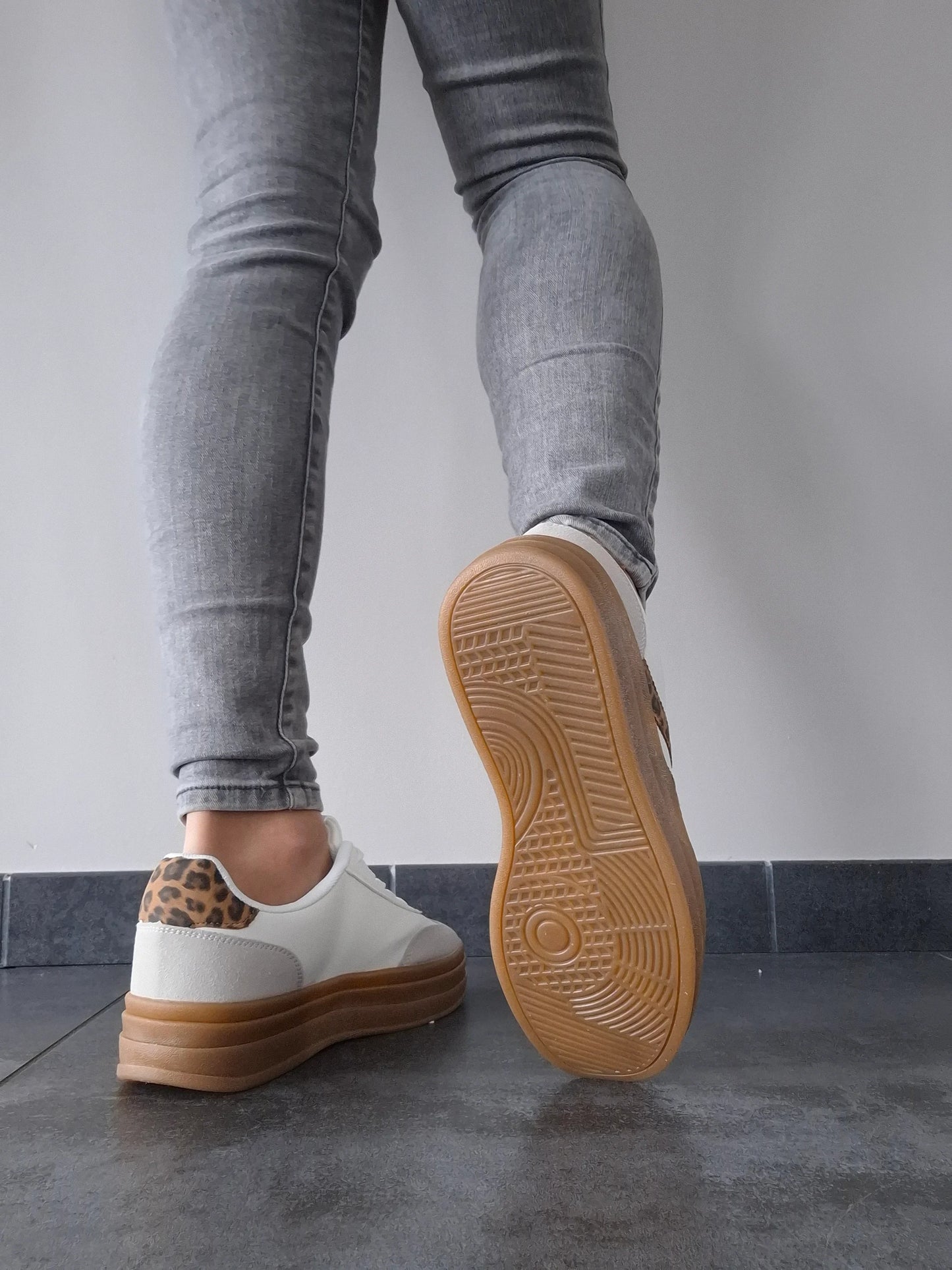 Chaussures baskets basses blanches légèrement compensées style campus léopard