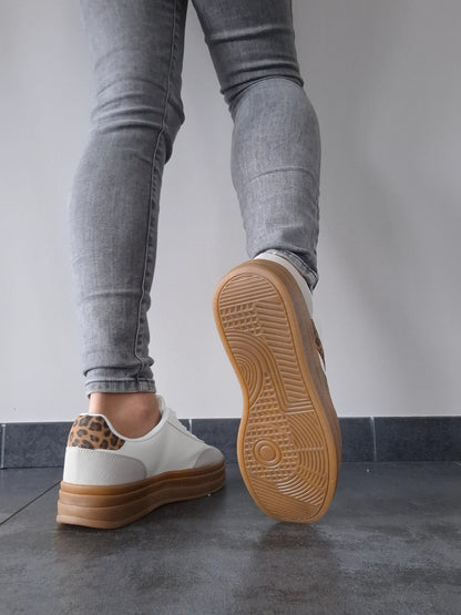 Chaussures baskets basses blanches légèrement compensées style campus léopard