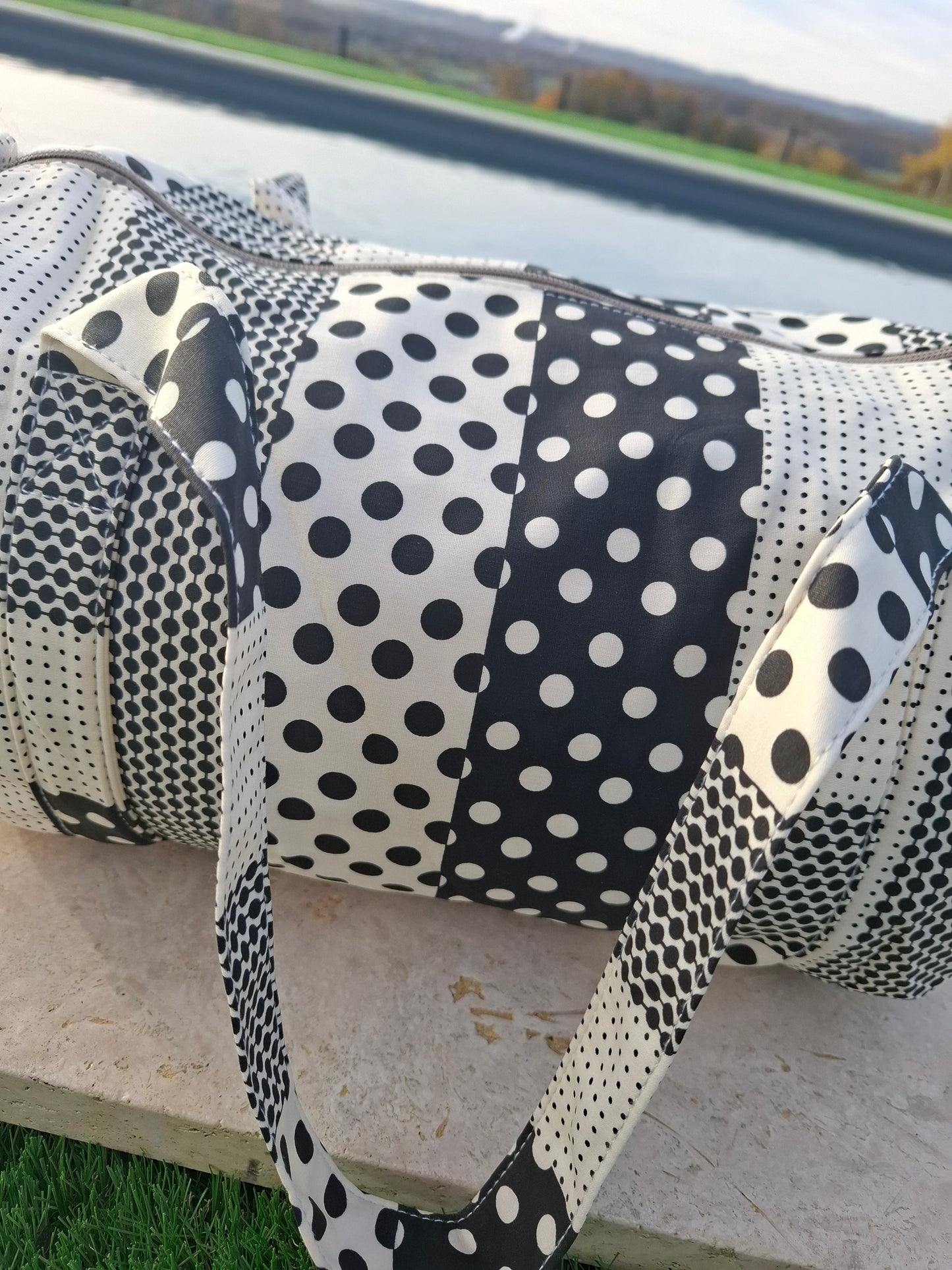 Sac polochon week end de voyage en tissu coton patchwork motifs à pois noir et blanc