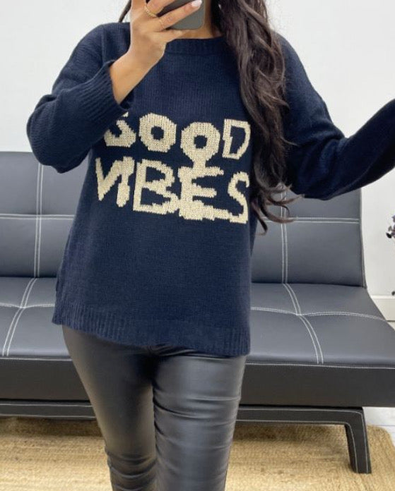 Pull mailles bleu marine inscription “good vibes” doré