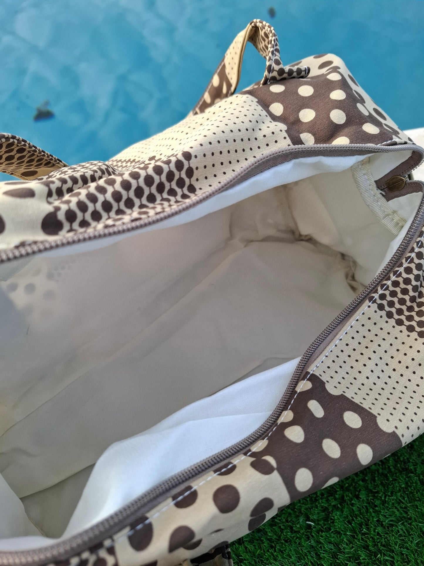 Sac polochon week end de voyage en tissu coton patchwork motifs à pois marron et taupe