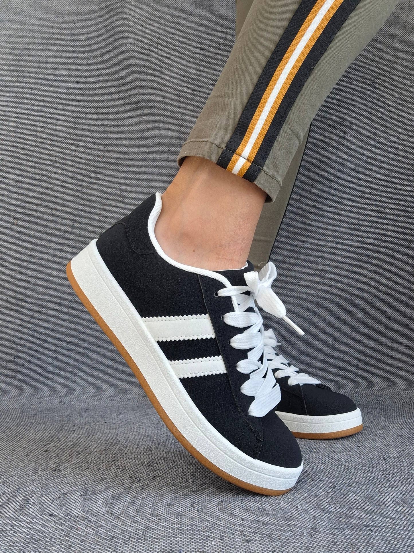Chaussures baskets basses noires à rayures blanches style sneakers campus