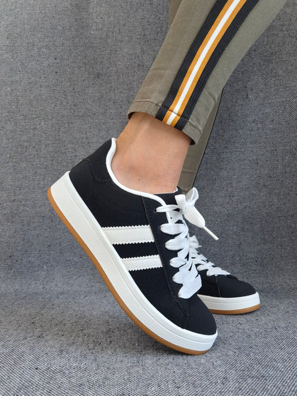 Chaussures baskets basses noires à rayures blanches style sneakers campus