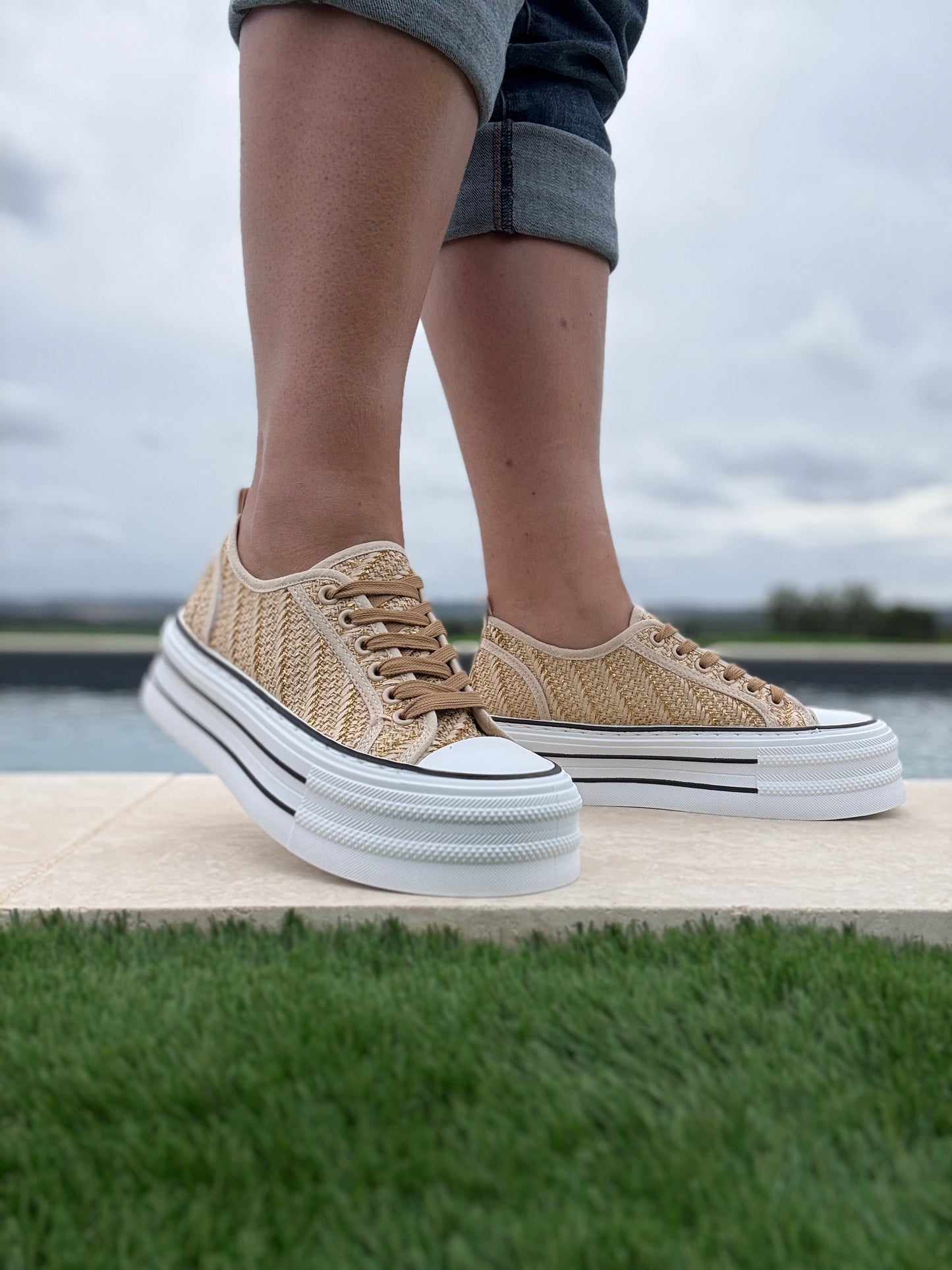 Chaussures baskets tissées beige doré semelle compensée style converse