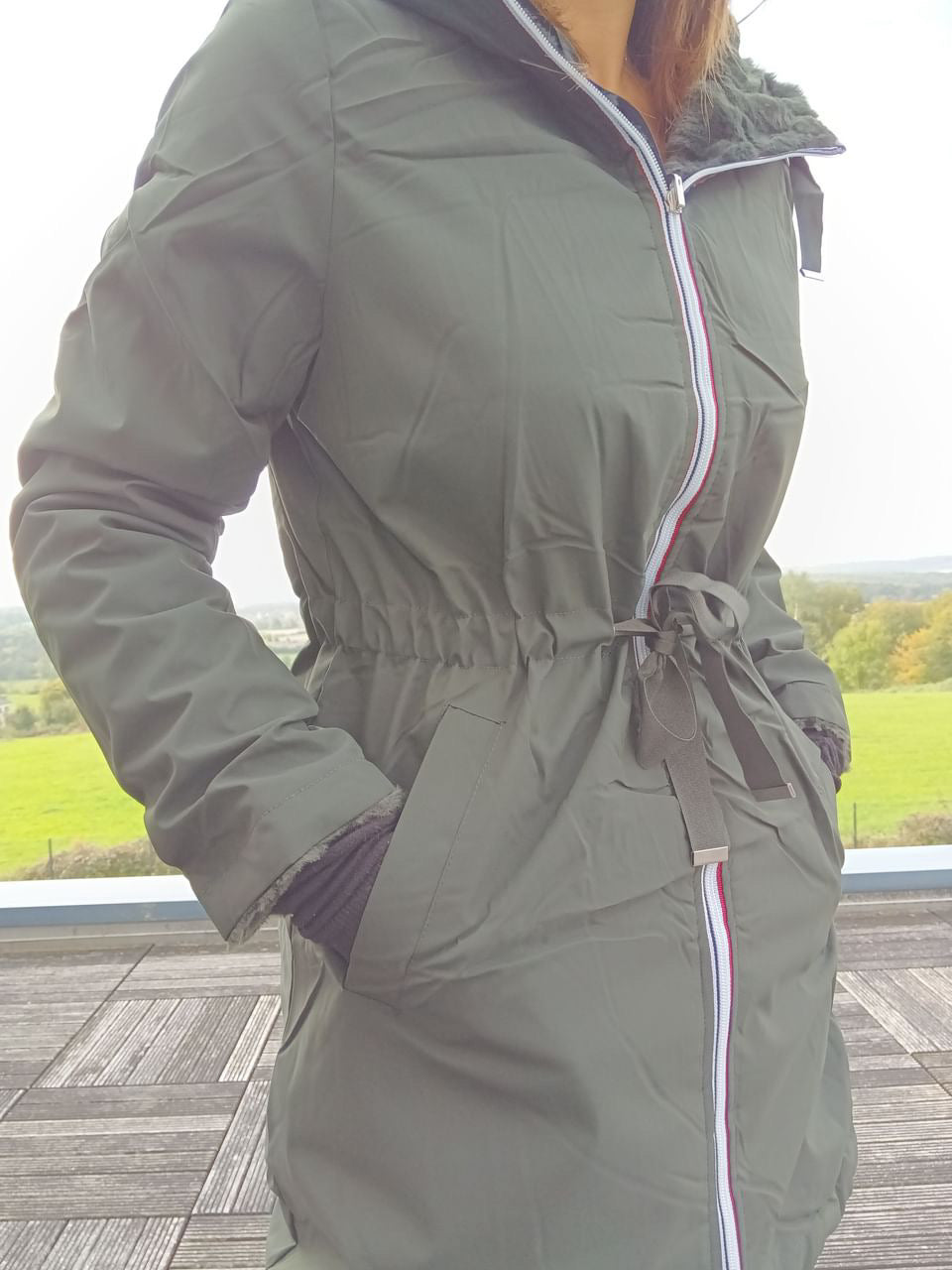 New Lolo - Manteau long KAKI réversible, imperméable et complètement fourré resserrable à la taille - Curvy