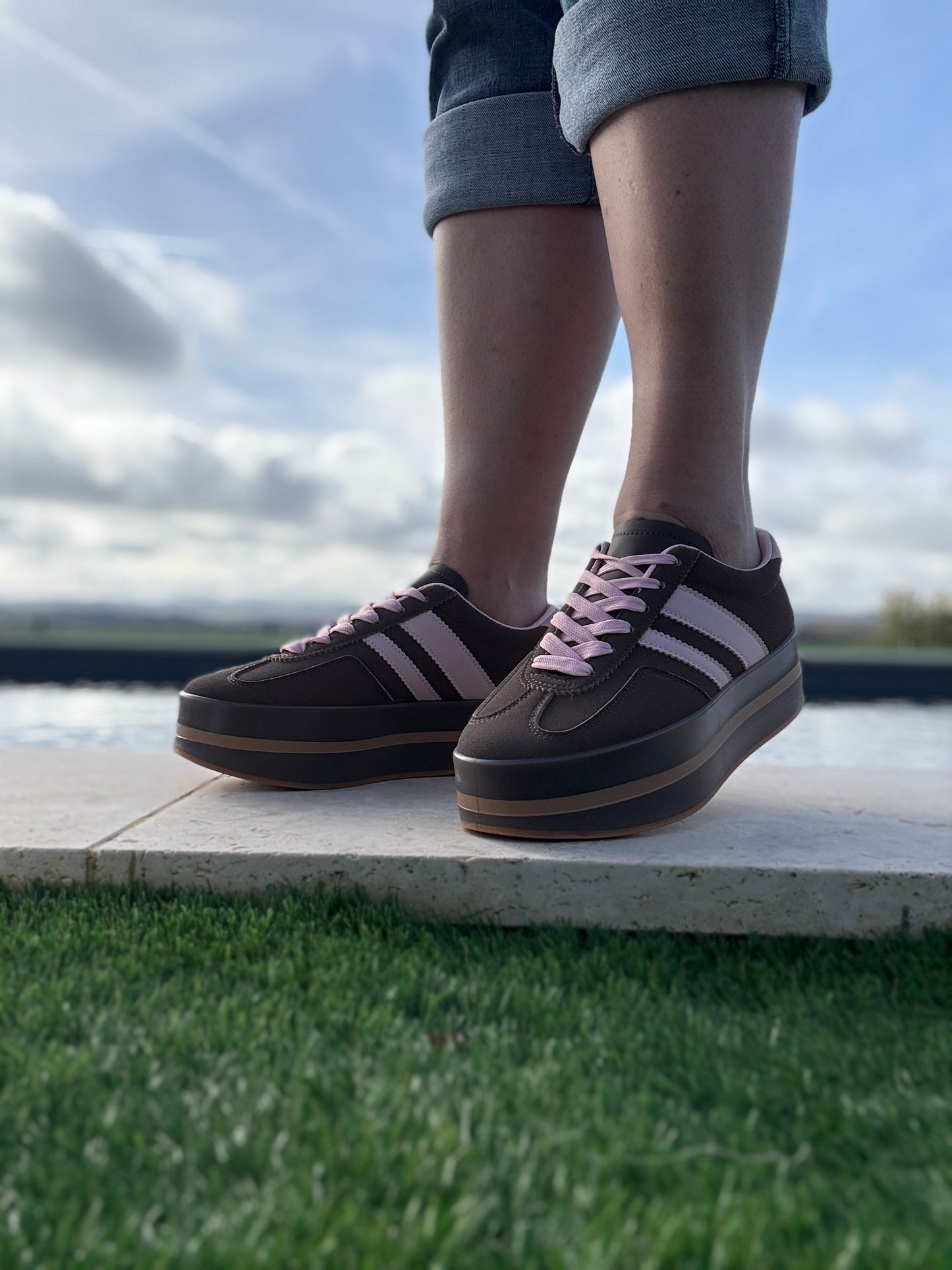 Chaussures baskets basses compensées marron avec bandes roses style sneakers campus