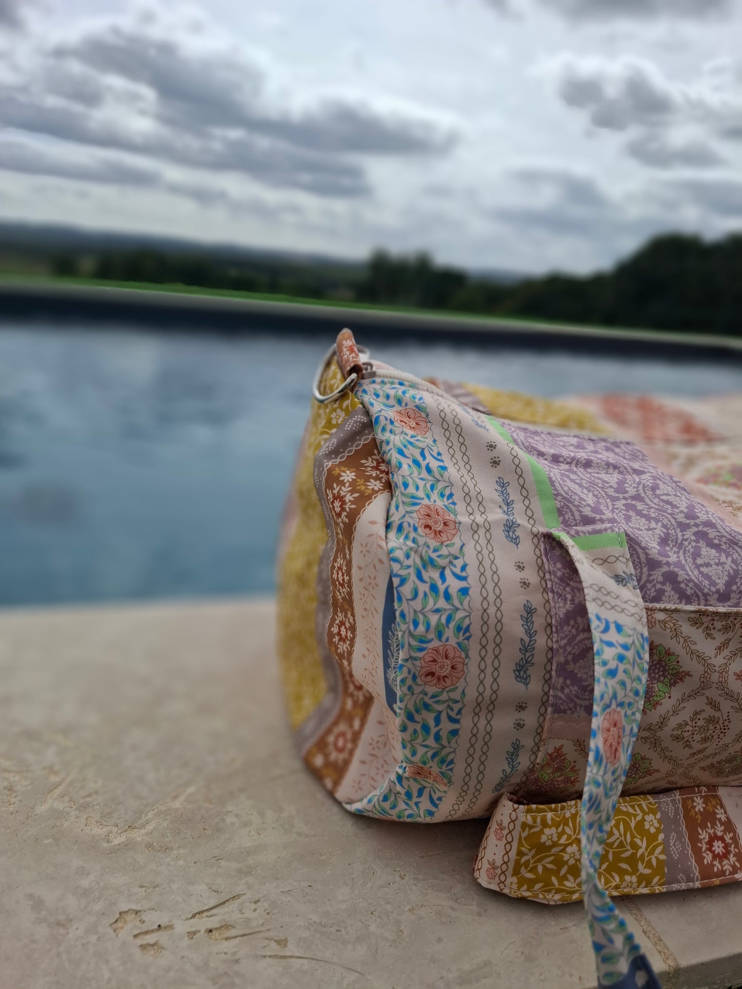 Sac polochon en tissu coton motifs patchwork fleuri avec des motifs géométriques orange rose bleu