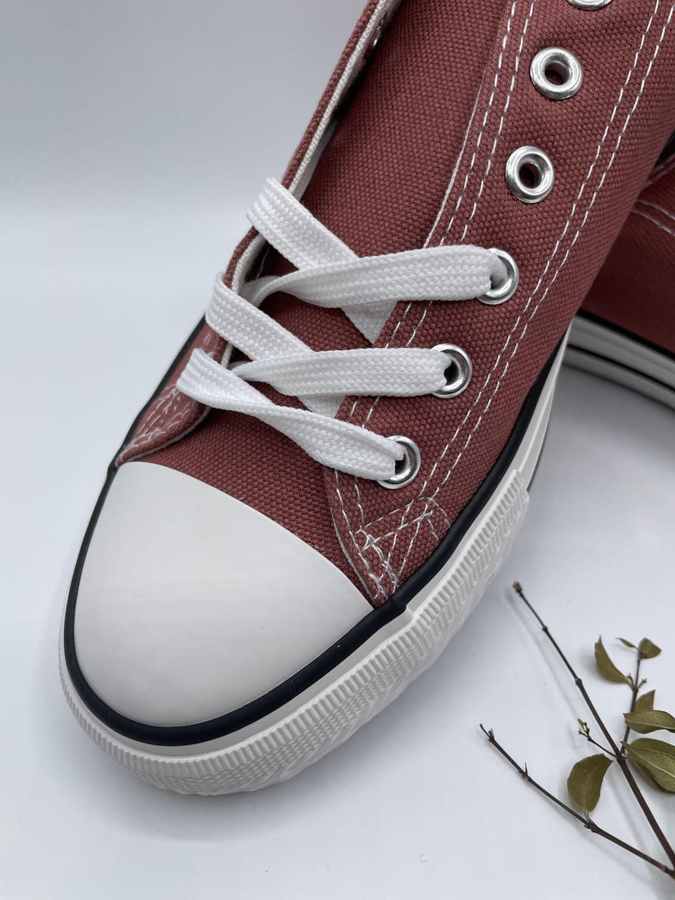 Chaussures baskets basses toile marron chocolat style Converse