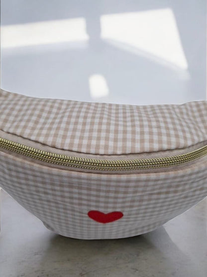 Sac banane en coton motif vichy beige et blanc avec cœur rouge