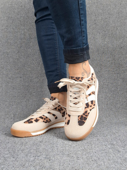 Chaussures baskets basses taupe léopard avec bandes blanches style sneakers