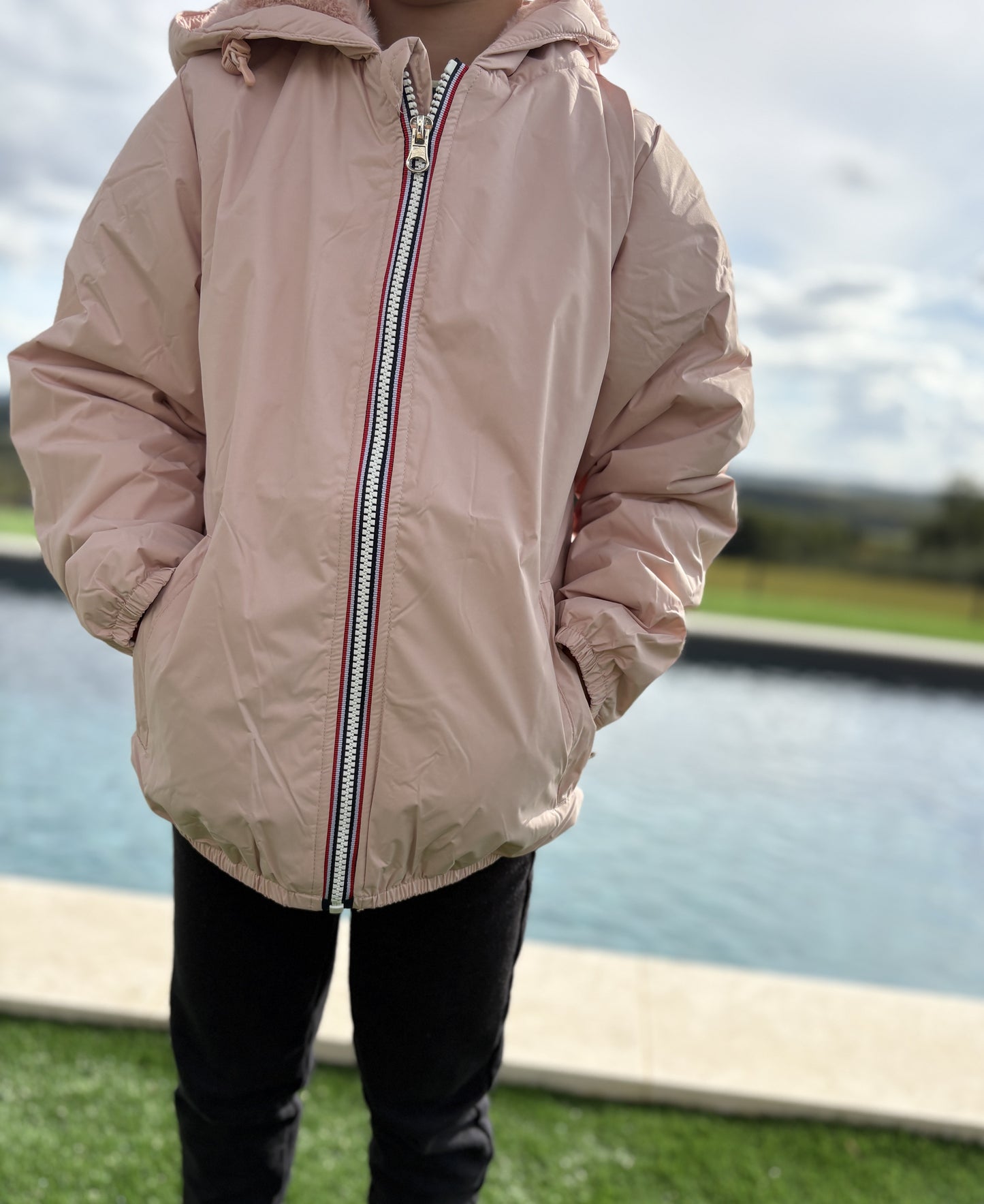 Laura Jo - ENFANT (Fille) Imperméable court doublé en fausse fourrure rose
