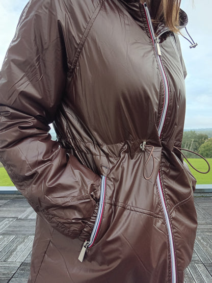 Attrait Paris - Manteau mi-long imperméable fourré resserrable à la taille marron chocolat