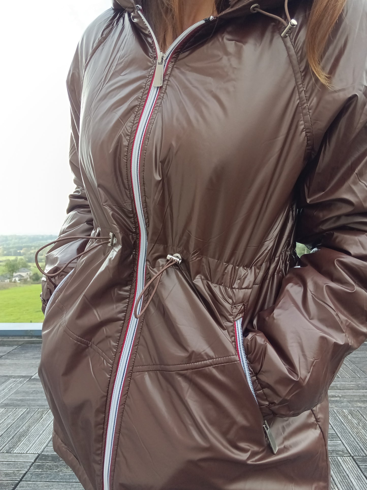 Attrait Paris - Manteau mi-long imperméable fourré resserrable à la taille marron chocolat