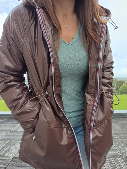 Attrait Paris - Manteau mi-long imperméable fourré resserrable à la taille marron chocolat