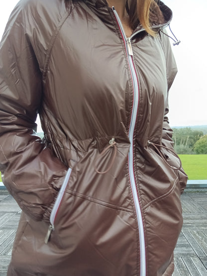 Attrait Paris - Manteau mi-long imperméable fourré resserrable à la taille marron chocolat