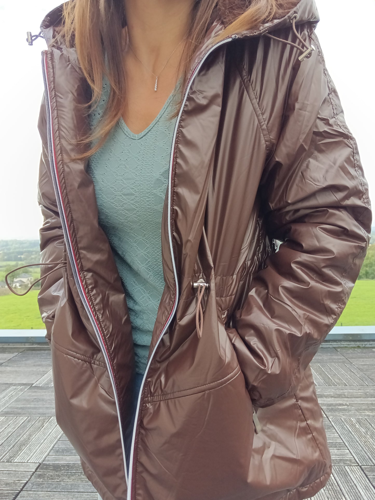 Attrait Paris - Manteau mi-long imperméable fourré resserrable à la taille marron chocolat