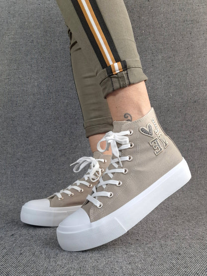 Chaussures baskets hautes tissu beige taupe blanc inscription "LOVE" style converse