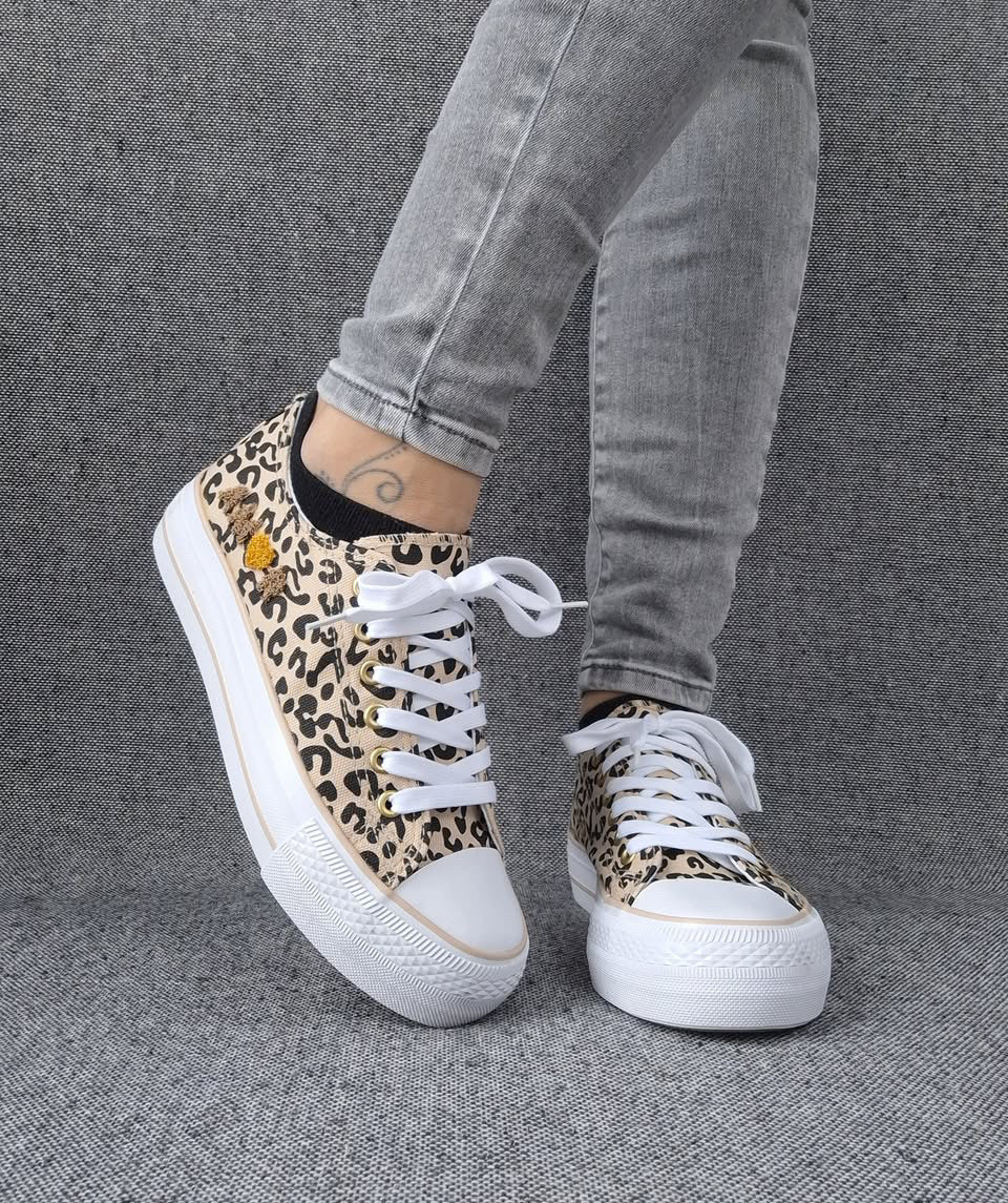 Chaussures baskets basses en toile léopard beige marron avec inscription “Amor” style converse