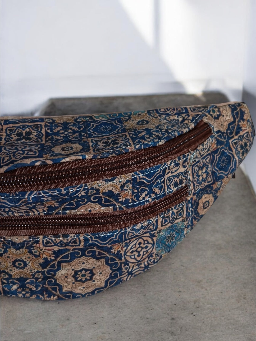 Sac banane en liège motifs « mosaïque bleue » - 2 poches