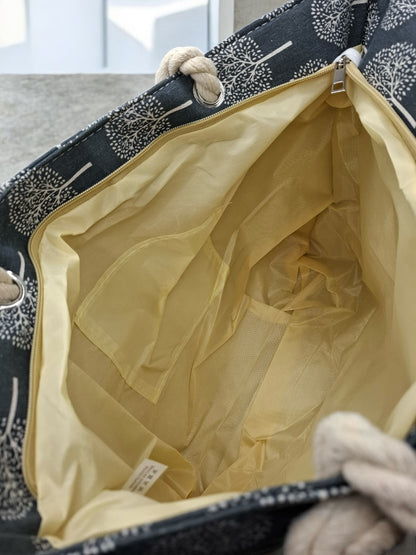 Sac à main de plage porté à l’épaule gris motifs arbres