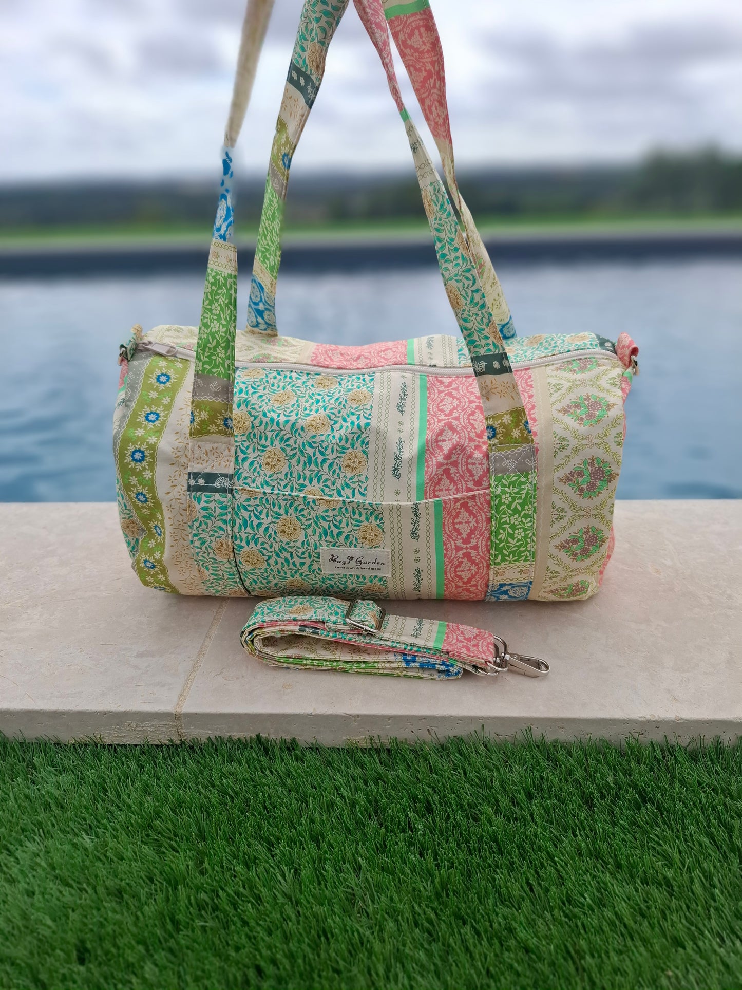 Sac polochon en tissu coton motifs patchwork multicolores imprimés floraux et géométriques vert beige bleu