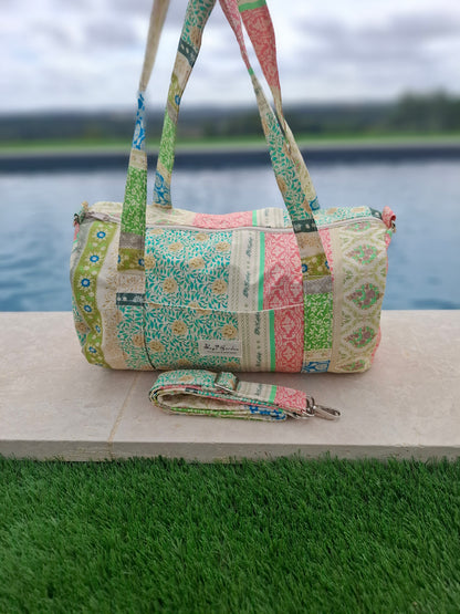 Sac polochon en tissu coton motifs patchwork multicolores imprimés floraux et géométriques vert beige bleu