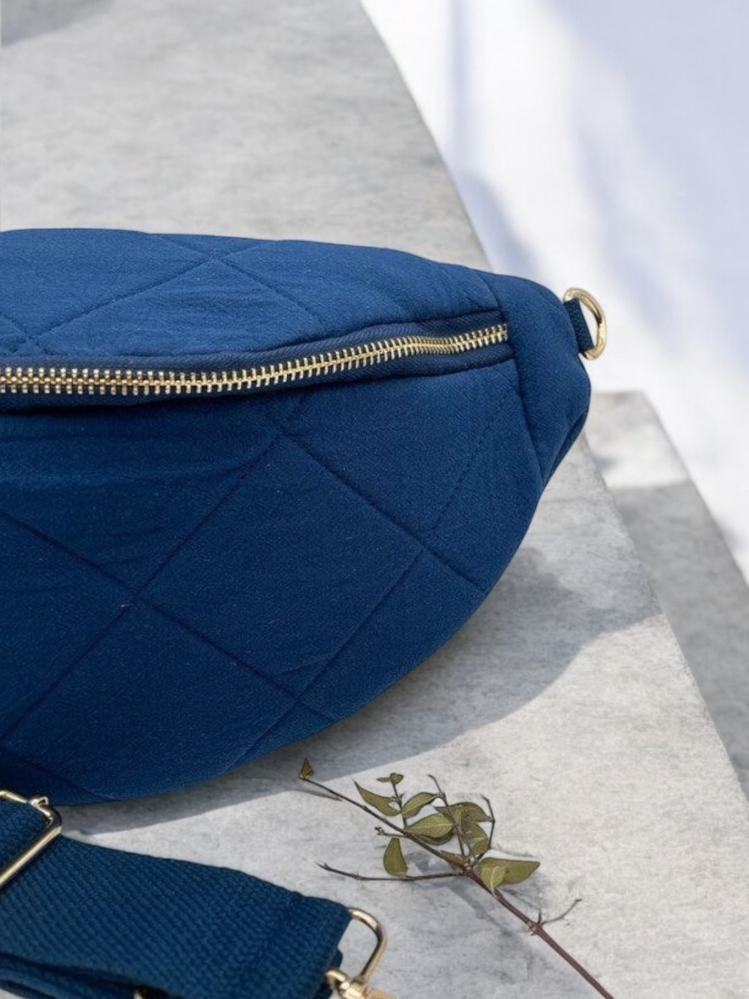 Sac banane gaze de coton matelassé bleu marine