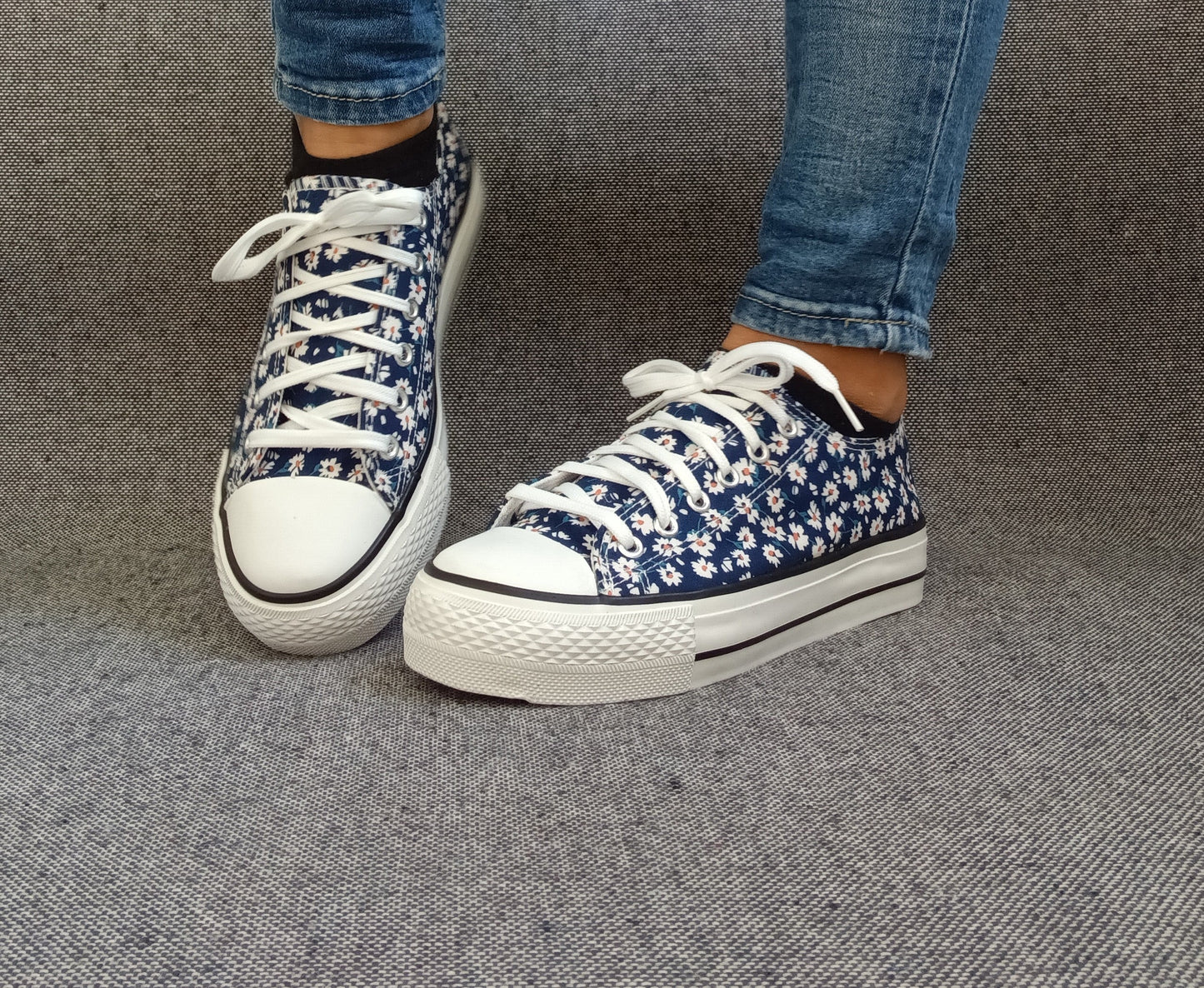 Chaussures baskets basses motifs liberty fleurs bleu marine en tissu type converse