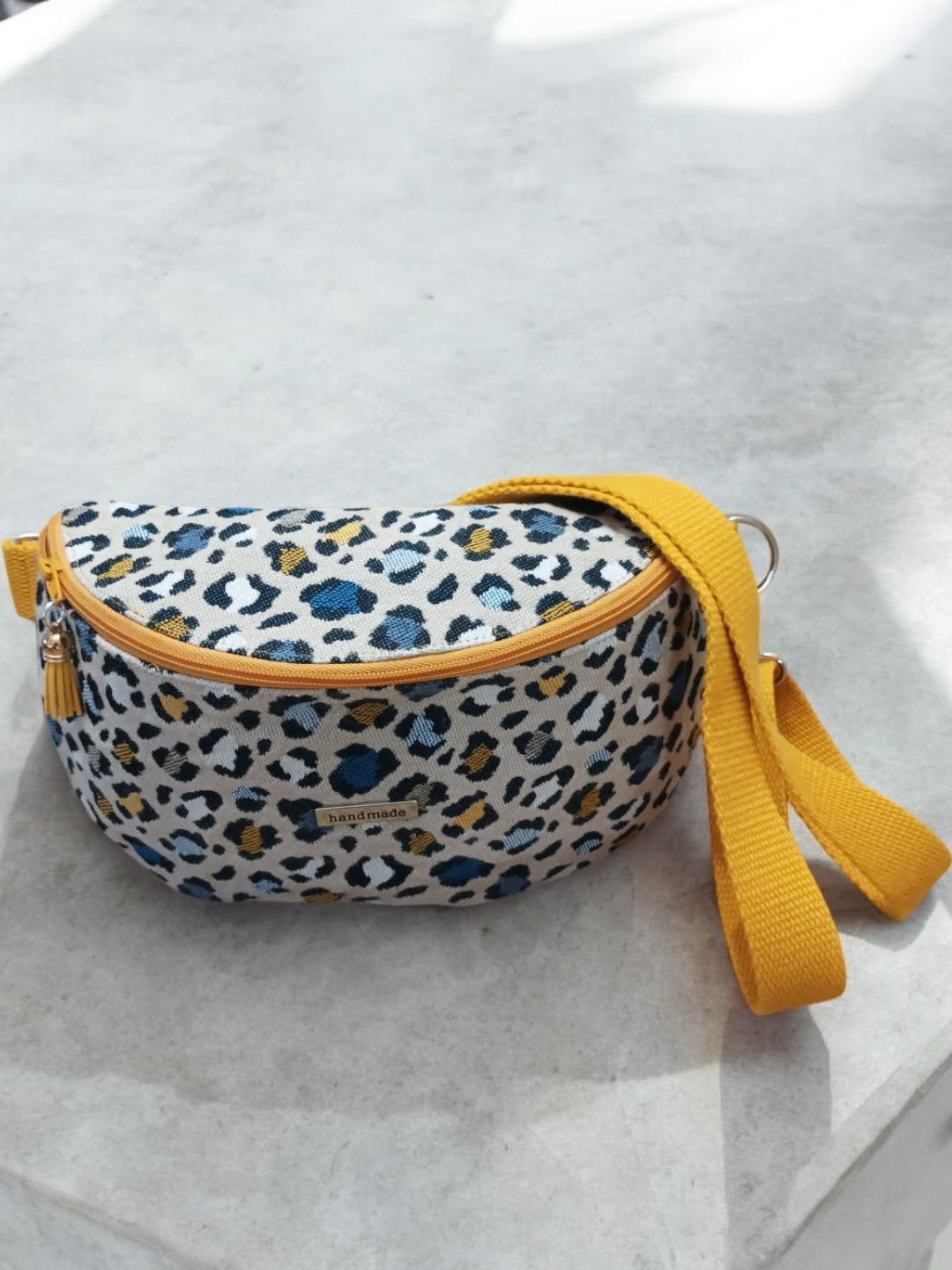 Nouveautés - Sac banane en tissu motifs léopard jaune fond écru