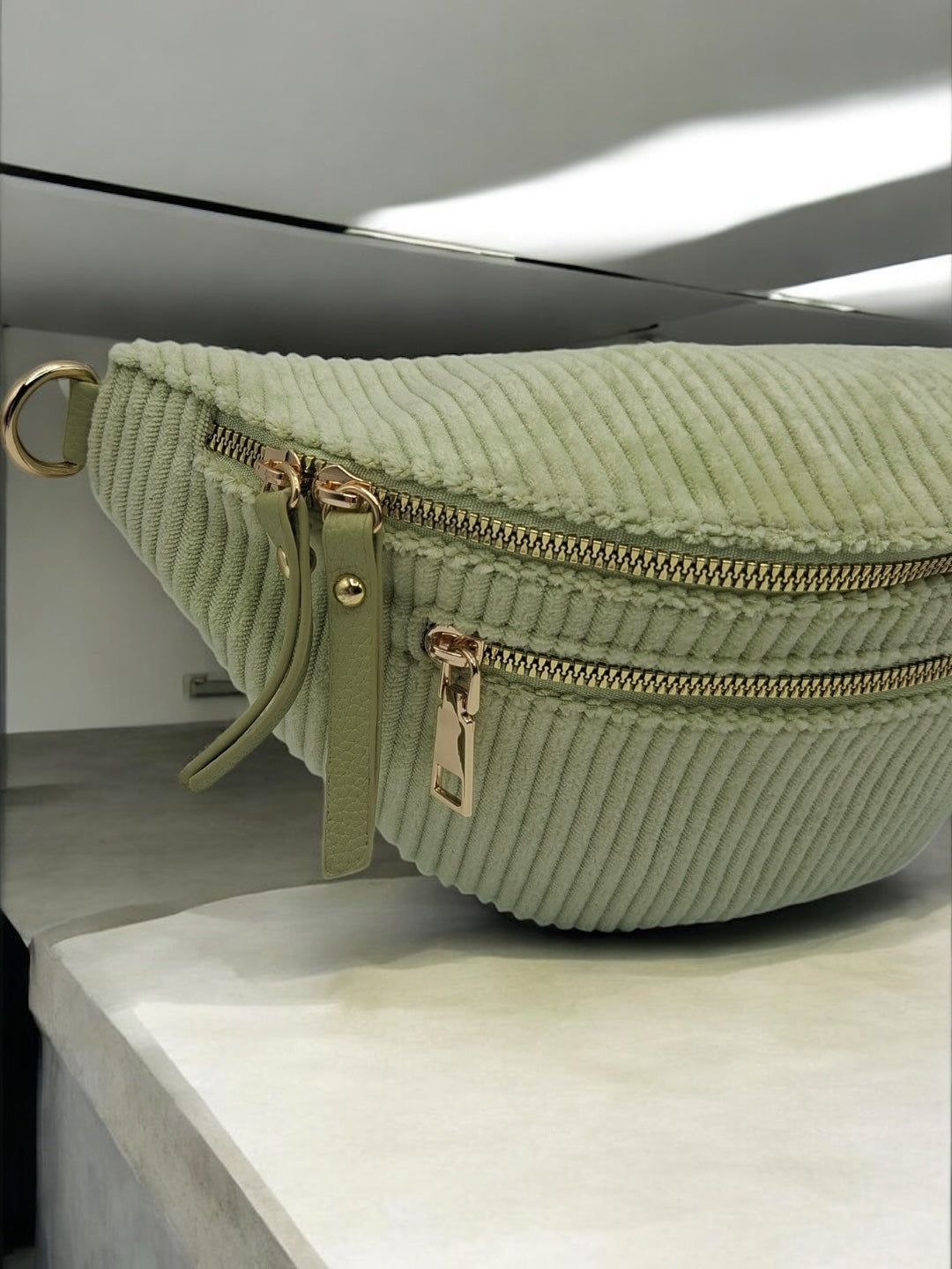 Sac banane velours côtelé 2 poches vert clair vert d'eau sangle fantaisie