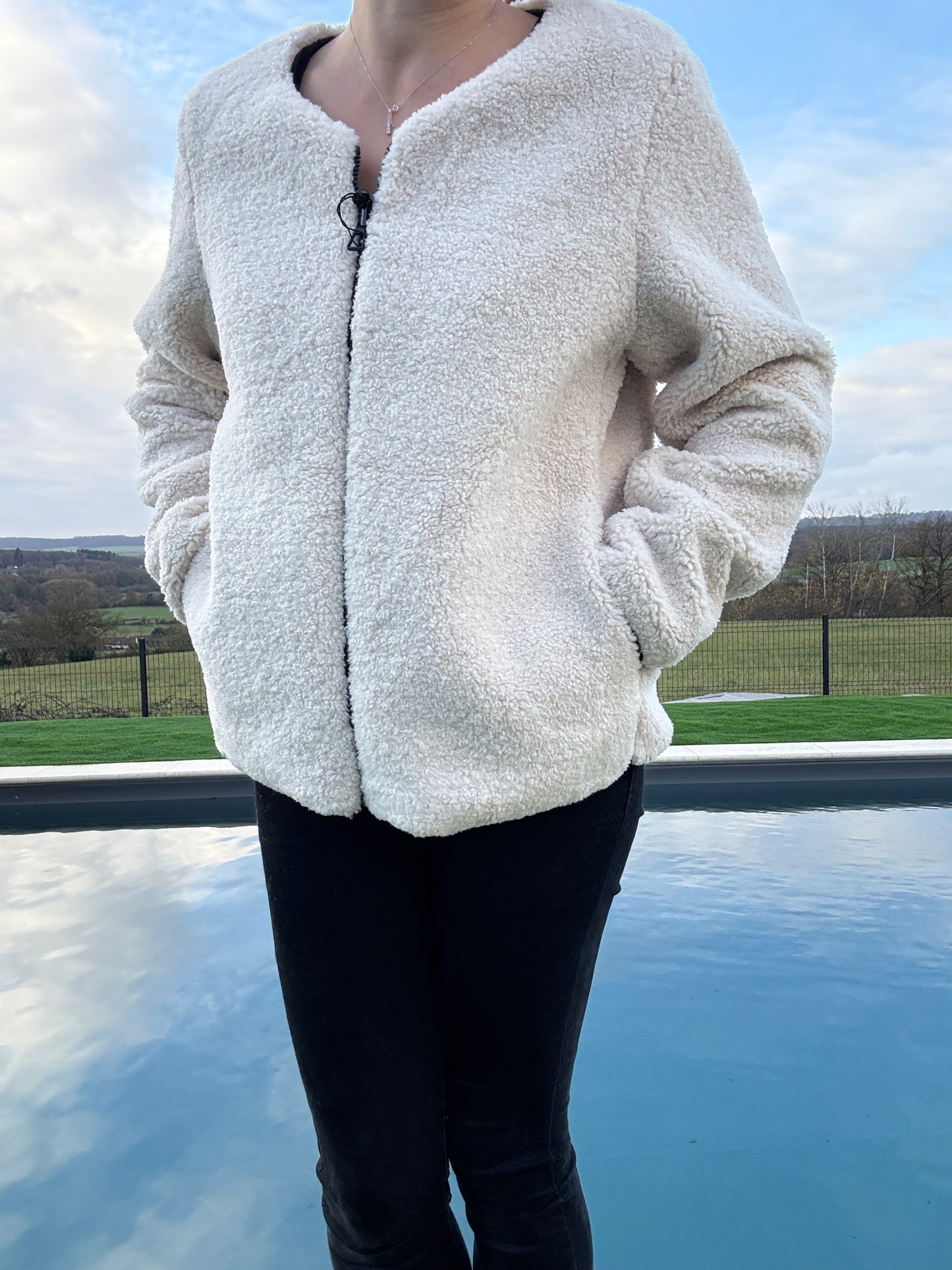 Laura Jo - Veste courte reversible noire avec doublure en sherpa beige