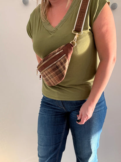 Riñonera de tela con estampado escocés, correa fantasía en tonos marrones