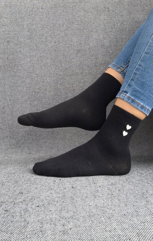 Paire de chaussettes noires en coton à motif cœurs blancs