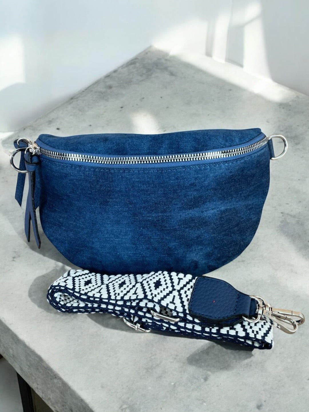 Sac banane en tissu jean bleu foncé sangle fantaisie