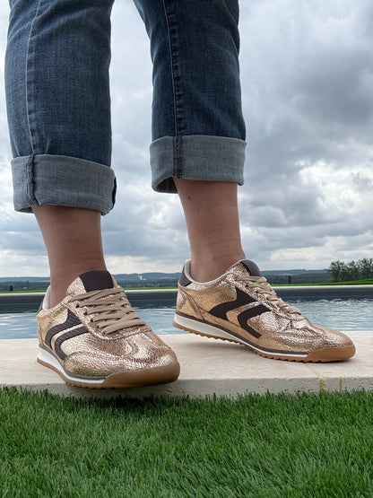 Chaussures baskets basses dorées en simili craquelé avec deux bandes marron chocolat
