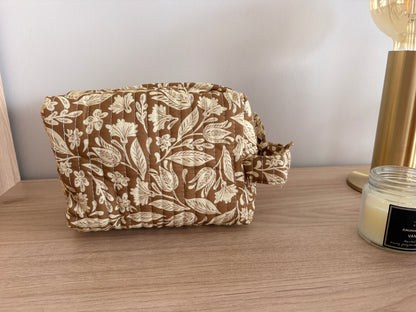 Pochette trousse en coton matelassé liberty floral toile de jouy couleur Camel et blanc