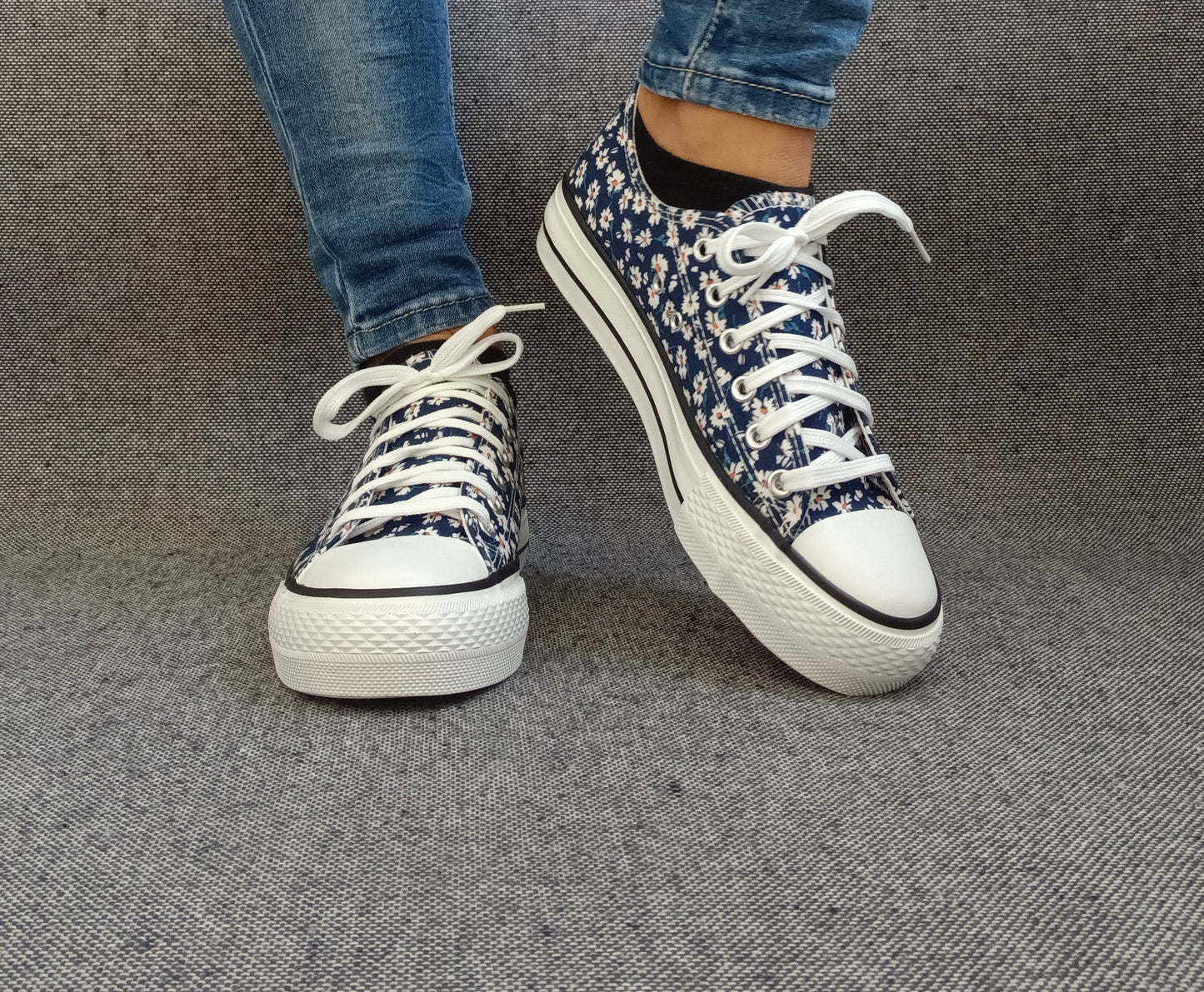 Chaussures baskets basses motifs liberty fleurs bleu marine en tissu type converse