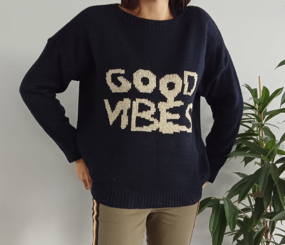 Pull mailles bleu marine inscription “good vibes” doré