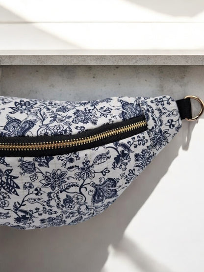 Sac banane blanc matelassé en coton motif floral noir