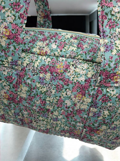 Sac week-end polochon en coton matelassé multicolore liberty fleuri rouge et blanc
